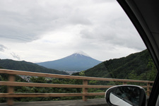 走行中、助手席から見える富士山