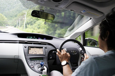 プリウスを運転中の金子浩久氏