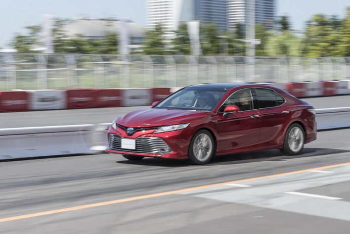 トヨタ 新型カムリがクラストップの低燃費33 4km Lをひっさげて登場 セダン市場巻き返しなるか 新型車リリース速報 Mota トヨタ 新型カムリがクラストップの低燃費33 4km Lをひっさげて登場 セダン市場巻き返しなるか 新型車リリース速報 Mota