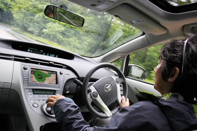 トヨタ プリウスを運転中の金子浩久氏