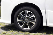 トヨタ新型ヴォクシー：タイヤサイズは、標準仕様の15インチに対し径を拡大した16インチタイヤ(205／60R16)を採用