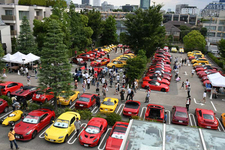 代官山で開催された「カーズ応援モーニングクルーズ」に“赤”と“黄色”のスポーツカー約150台が全国各地から結集
