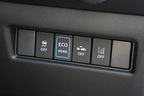 スズキ 新型スイフトHYBRID SL[2WD] 青い枠で囲まれたスイッチは「エコモード」スイッチ