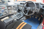 ナルディのステアリングにコルビューのバケットシート、そして助手席にはスパイ映画も真っ青の多彩な機能を誇る大型コンピュータが鎮座する！