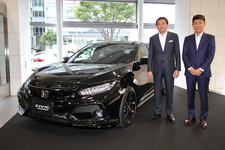 ホンダ 新型シビックハッチバックと開発責任者の松本英樹氏（右）