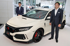 ホンダ 新型シビックタイプRと開発責任者の松本英樹氏（左）