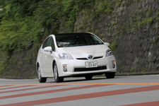 坂道を登っていくプリウス