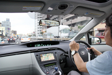 市街地でプリウスを運転する金子浩久氏