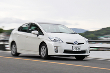 走行中のプリウス