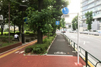 都内の殆どの歩道では歩行者優先だが自転車も走行が可能となっている。