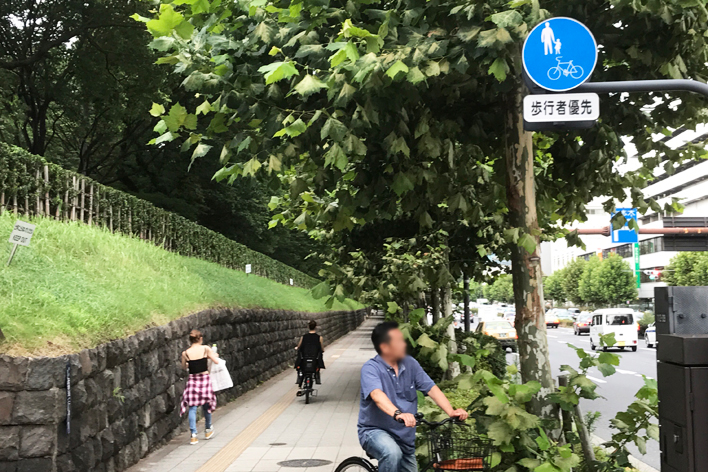 都内の殆どの歩道では歩行者優先だが自転車も走行が可能となっている。