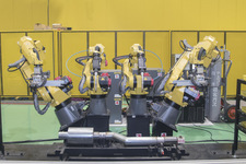 FANUC(ファナック)が誇る多関節ロボット。自動車をはじめ、あらゆる分野での自動化に貢献。2016年6月には累計生産42万台を突破している！