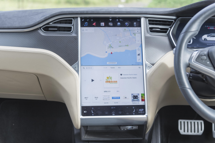 テスラに乗りこんでまず目に飛び込んでくるのがこの大型の縦型液晶ディスプレイ<テスラ モデルS P100D>