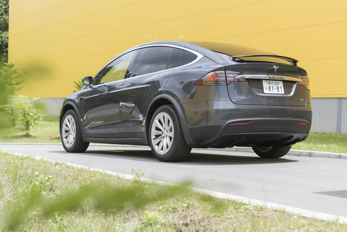 黄色いテーマカラーで塗られたファナック本社 関連施設棟にて<テスラ モデルX 75D>