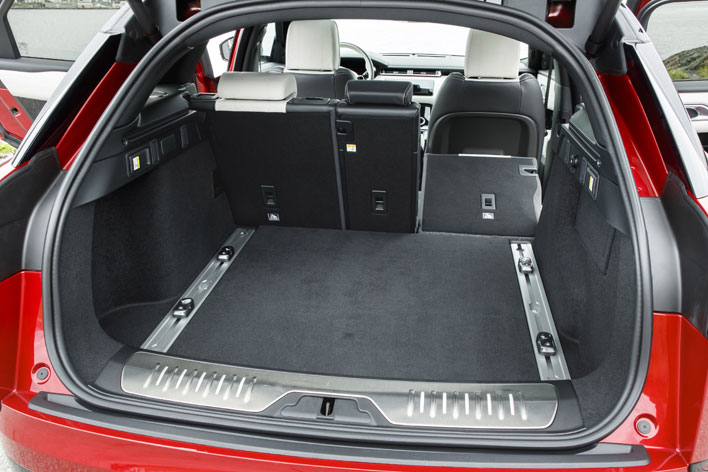 レンジローバー4つ目のモデル”ヴェラール”に試乗｜モダンで力強い