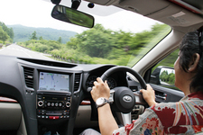 レガシィを運転する金子浩久氏