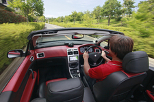 オープンカーでのドライブ