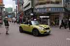 渋谷センター街を走るMINIコンバーチブル