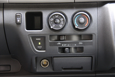 トヨタ ハイエース：インパネ エアコン操作スイッチ類