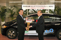 ホンダ FCXクラリティを2つの民間企業に納車