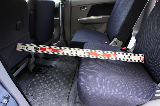 2列目は最後位置、1列目が最前位置の場合、足下スペースは約55cm