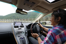 レクサス HS250hを運転する金子浩久氏