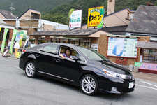 道の駅 天城越えにてレクサス HS250hと金子浩久氏