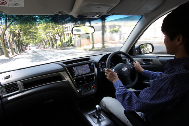 スバル エクシーガに試乗する岡本幸一郎氏