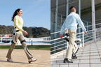 リズム歩行アシスト（左）、体重支持型歩行アシスト（右）