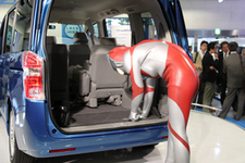 新型ステップワゴンの3列目シートを操作するウルトラマン