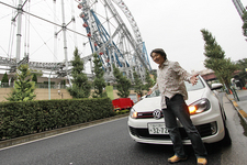 後楽園前にて。ゴルフGTIと金子浩久氏