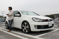 関越道 上里PAにて休憩中の金子氏とゴルフGTI