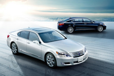 右：LS600hL“version UZ”（ブラックオパールマイカ）、左：LS600h“version S”（ホワイトパールクリスタルシャイン）
