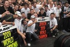 2009年度ドライバーズ・チャンピオンと2009年度コンストラクターズ（製造者部門）を獲ったブラウンGP。中央がJ.バトン