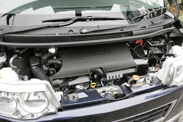 ツインカム3気筒バルブインタークーラーターボ付エンジン