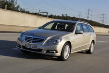 Eクラスエステート E250に試乗する日下部氏