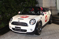 「MINI kissed by LULU GUINNESS」、英国大使館に出現