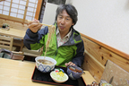 手打ちそばを食べて休憩中の金子氏