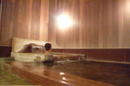 箱根湯本の温泉に入浴中の塩村文夏さん