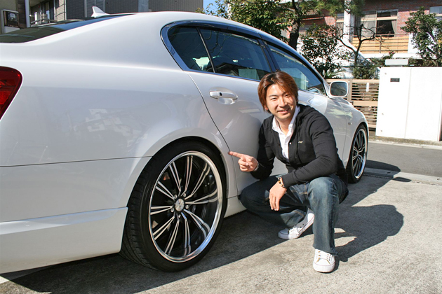 片岡龍也選手と愛車のレクサス GS430