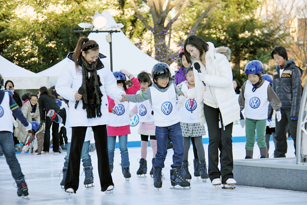 子供達へのスケートレッスンの様子