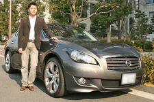 本山哲選手と愛車の日産フーガ