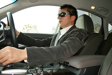 愛車のフーガを運転する本山哲選手