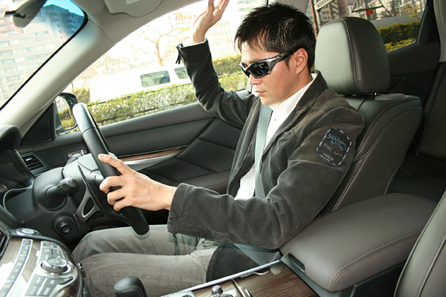 愛車のフーガを運転する本山哲選手