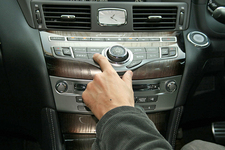 愛車のフーガを運転する本山哲選手