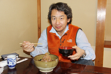 「錦」で昼食を取る金子氏
