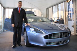 アストンマーティン ラピードとDr.Matthew J.Bennett氏