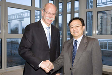 ダイムラーAG 取締役会会長のディーター・ツェッチェ（左）と王 伝福 BYD 社総裁