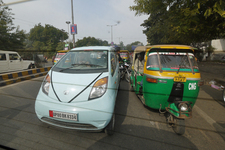 インドの街中にて。左側のドアミラーがありません。