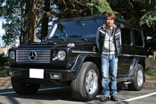 新田守男選手と愛車のメルセデス・ベンツ G55 AMG